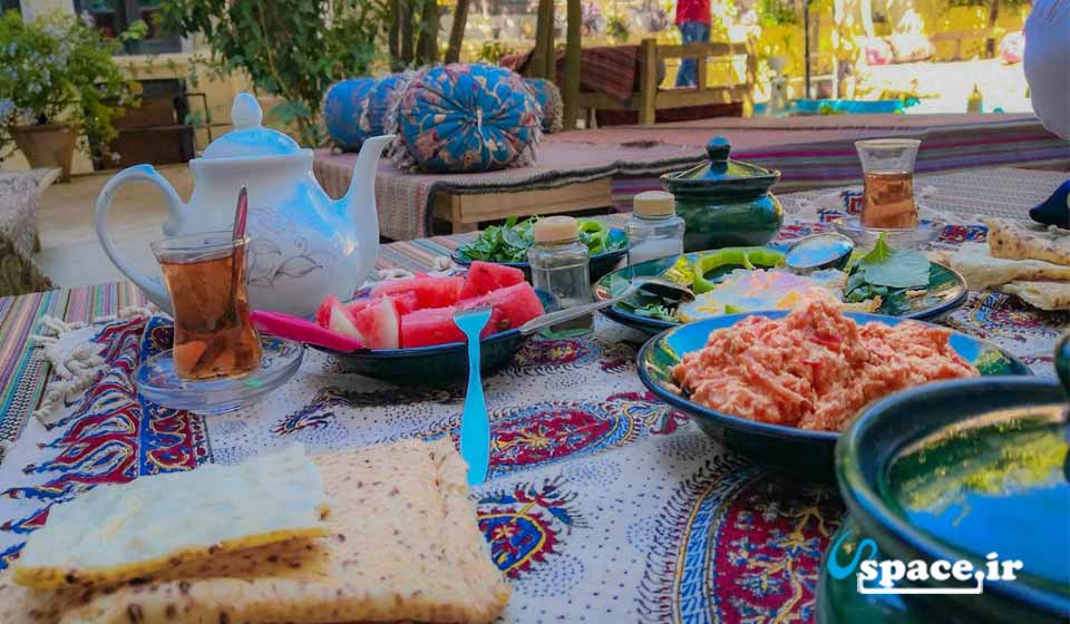صبحانه در اقامتگاه بوم گردی عمارت قاجاریه - شیراز